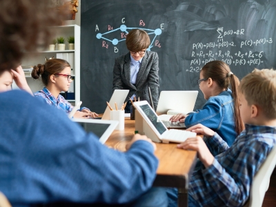 Diseño de aulas modernas: tecnología, bienestar y mobiliario escolar